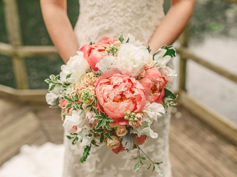 Bó hoa cưới cầm tay cô dâu có bao nhiêu bông?