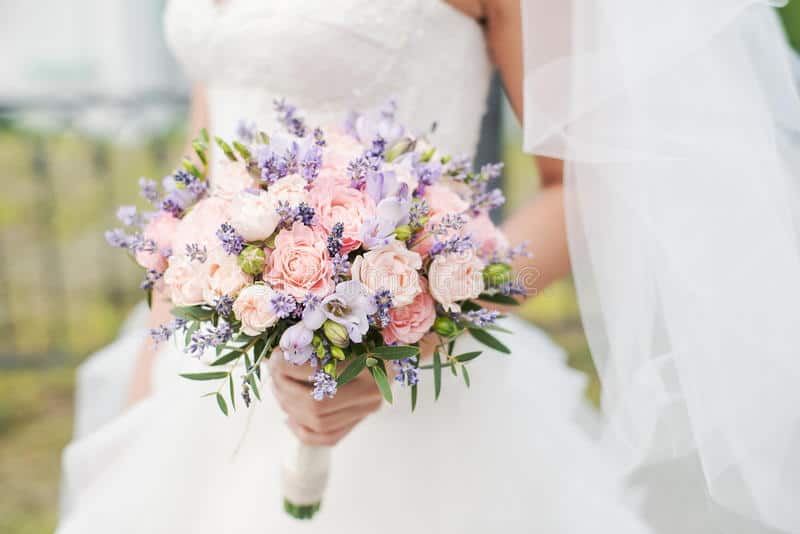 Bó hoa cưới cầm tay cô dâu có bao nhiêu bông?