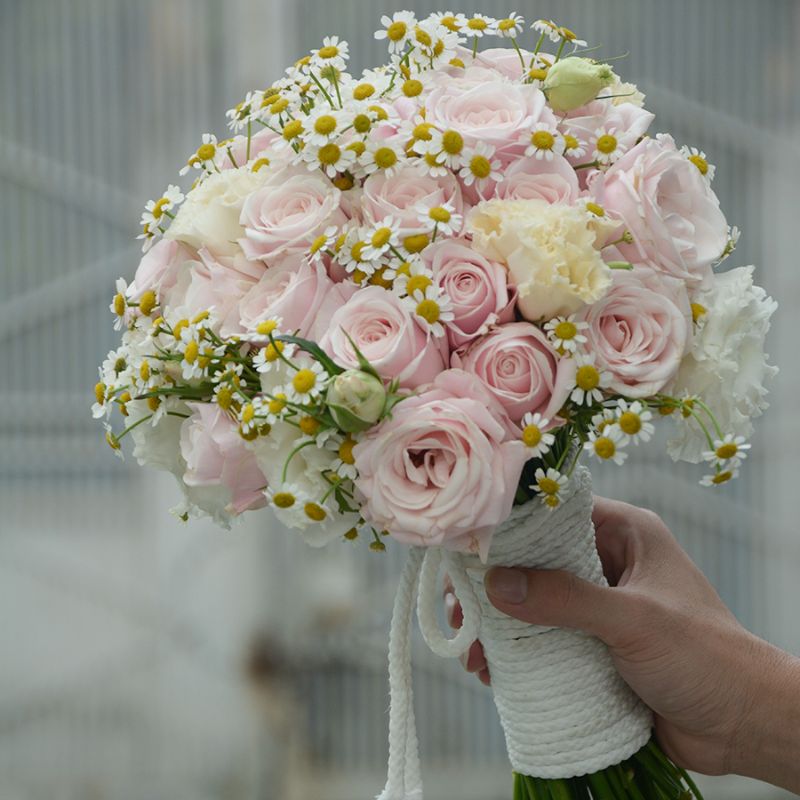 Bó hoa cưới cúc tana cầm tay cô dâu đẹp trong ngày cưới