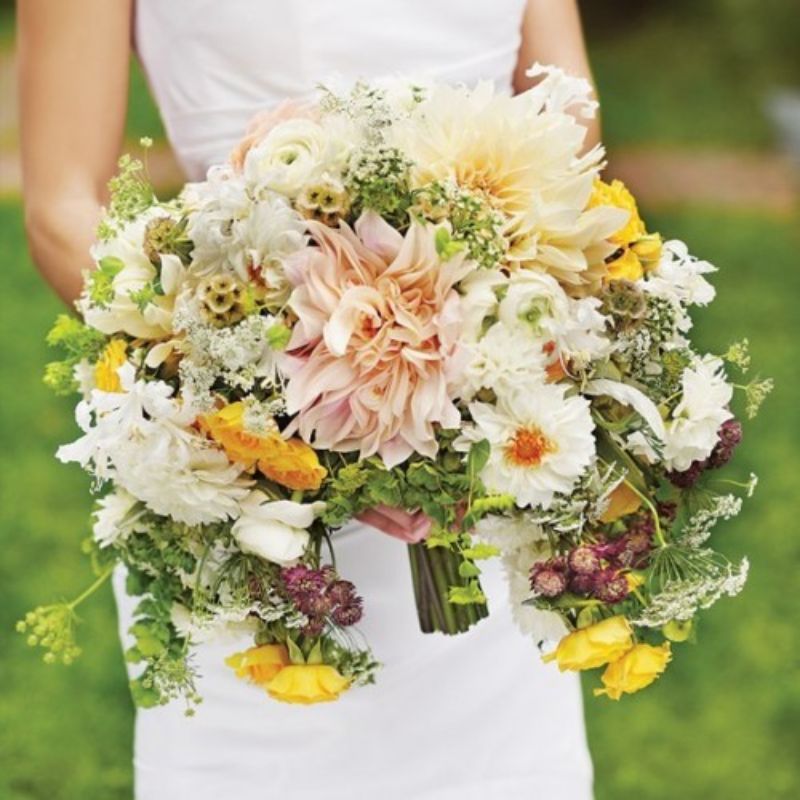 Bó hoa cưới hình quạt đẹp và độc đáo cho cô dâu cá tính