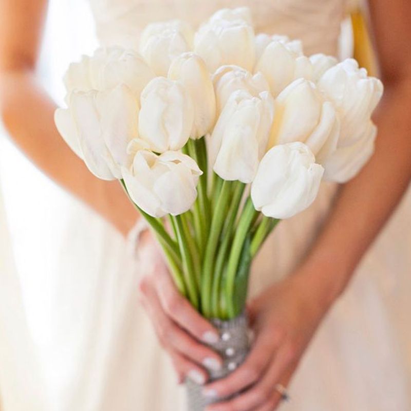 Mẫu bó hoa cưới tulip sang trọng cho cô dâu trong ngày cưới