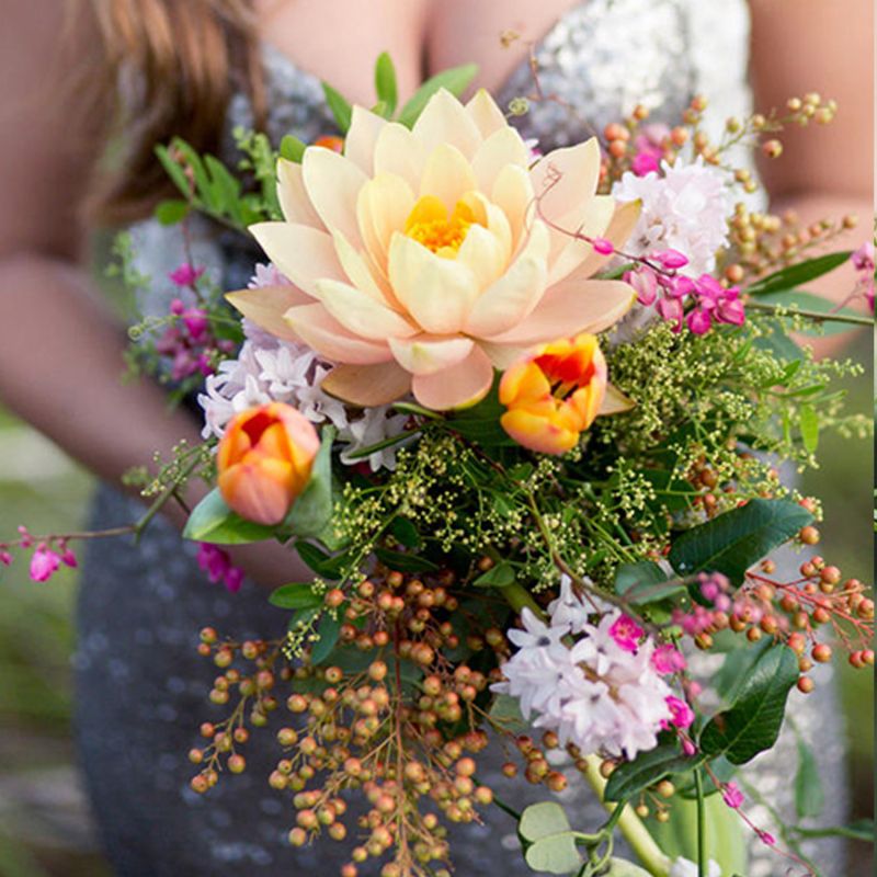Hoa cưới cầm tay hoa sen cho cô dâu yêu thích giản dị, truyền thống