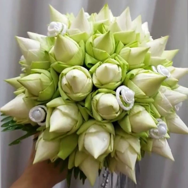 Hoa cưới cầm tay hoa sen cho cô dâu yêu thích giản dị, truyền thống