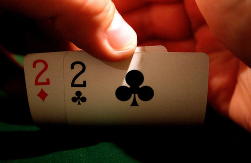 Chiến Thuật Poker: Hướng Dẫn Chơi Đôi Nhỏ 22-TT